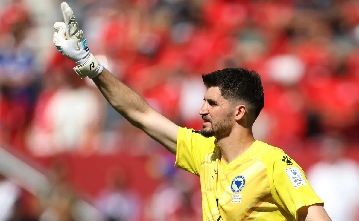 Goleada da Suíça sobre Bósnia e Herzegovina tem defesa acrobática de goleiro, mas termina 4 a 1