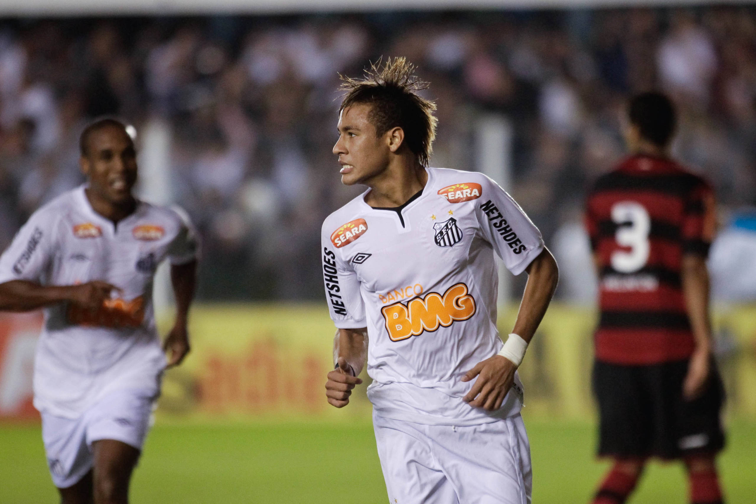 Há 15 anos, Santos e Flamengo protagonizaram jogo histórico com gol Puskás de Neymar