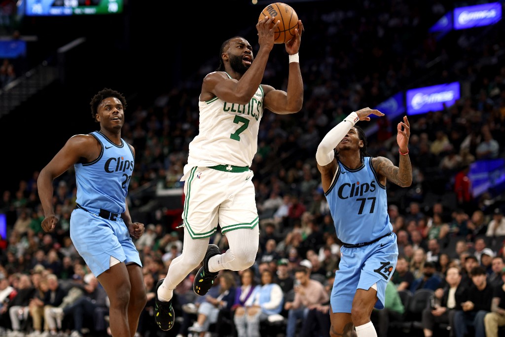 Celtics trocam Jaylen Brown com o Philadelphia 76ers em negociação que envolve Paul George e escolhas de draft