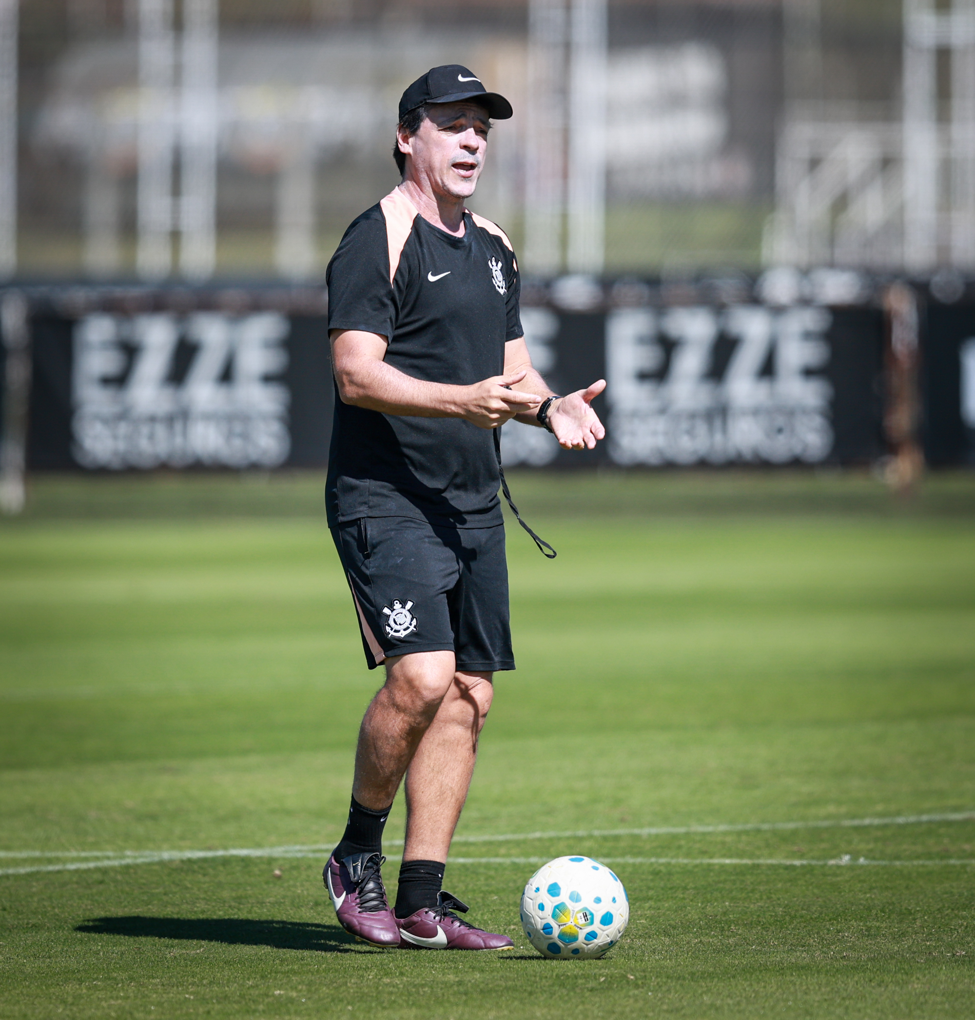 Corinthians segue intertemporada com treino tático no CT Dr. Joaquim Grava