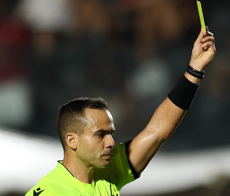 Palmeiras divulga nota e rebate críticas do Vitória à arbitragem após goleada