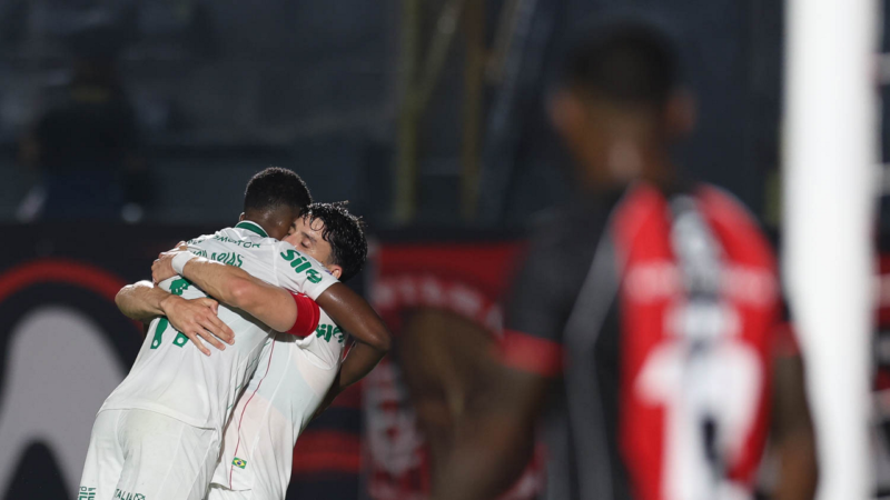 Palmeiras goleia o Vitória por 4 a 0 com atuações de estrangeiros e boas defesas de Carlos Miguel