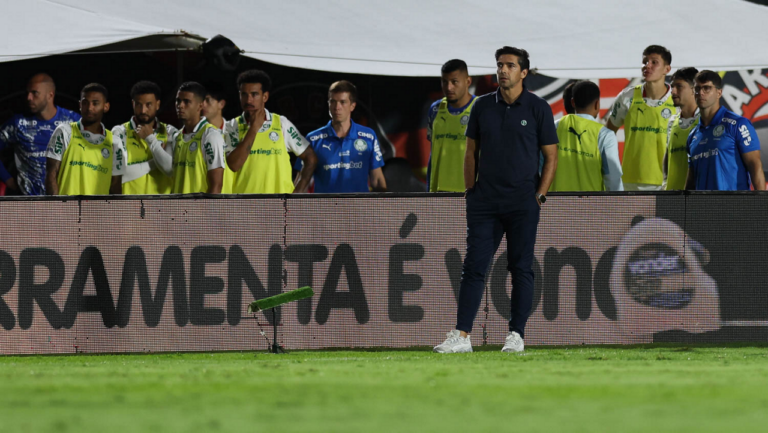 02/08/2026 — Abel elogia decisões da arbitragem e diz que lance de Maurício foi “no limite” após Vitória 0 x 4 Palmeiras