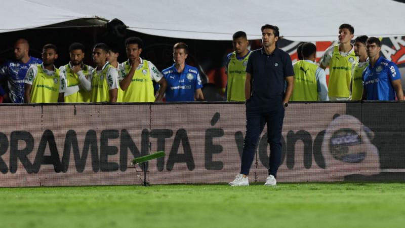 02/08/2026 — Abel elogia decisões da arbitragem e diz que lance de Maurício foi “no limite” após Vitória 0 x 4 Palmeiras