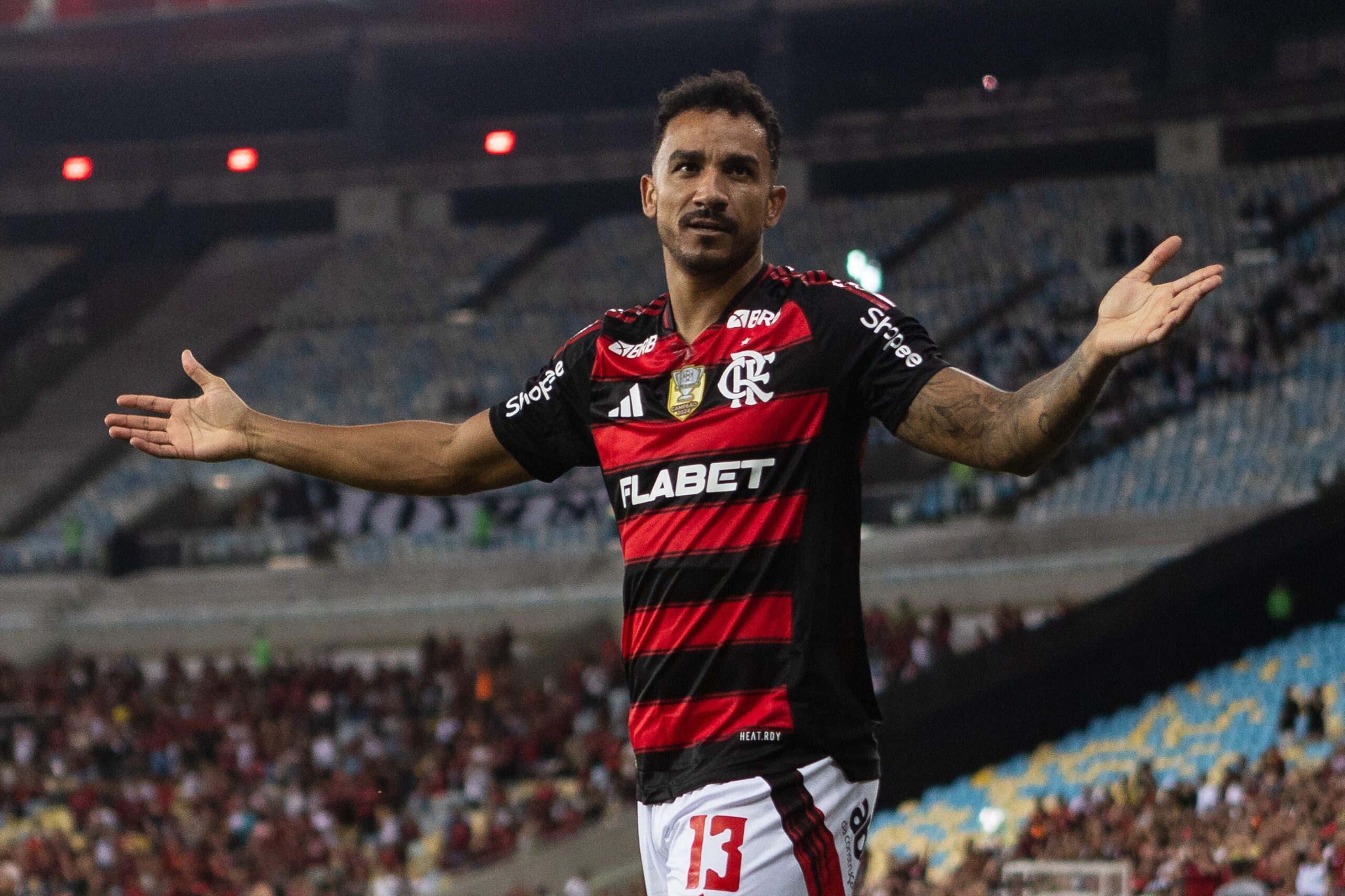 Danilo completa 35 anos; torcedores relembram gol que deu a Libertadores ao Flamengo