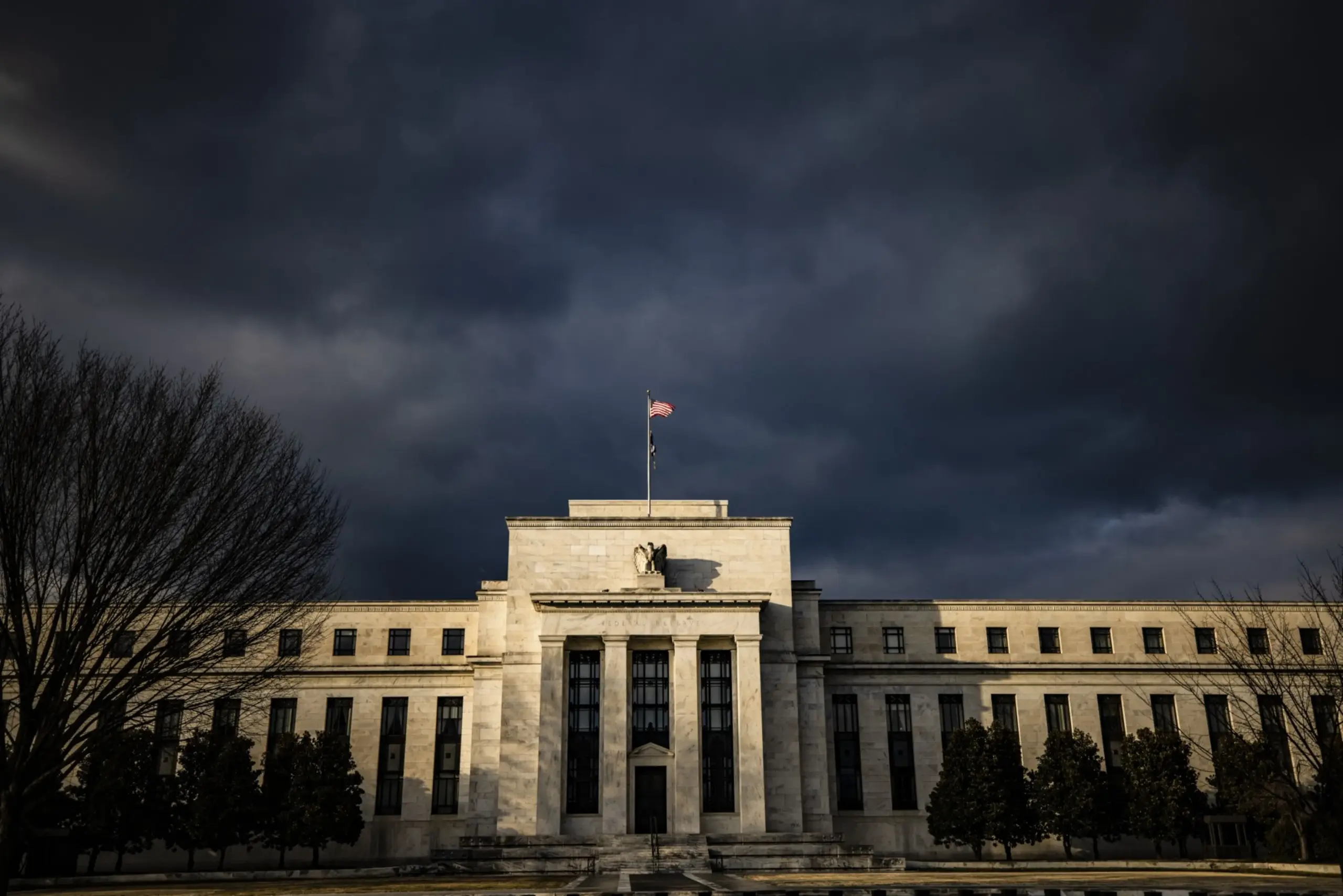 Disparada do petróleo reaquece ligação com juros globais e aumenta chances de aperto do Fed
