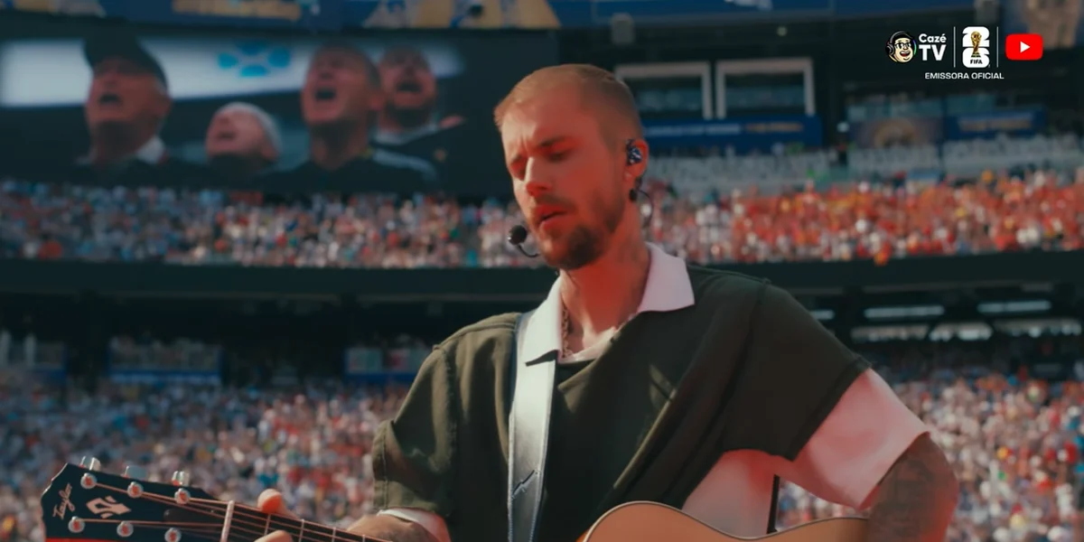 Justin Bieber entoa canção de agradecimento a Deus no primeiro show de intervalo de uma final de Copa do Mundo