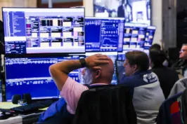 Bolsas de Nova York oscilam sem direção única com alta do petróleo e atenção aos balanços