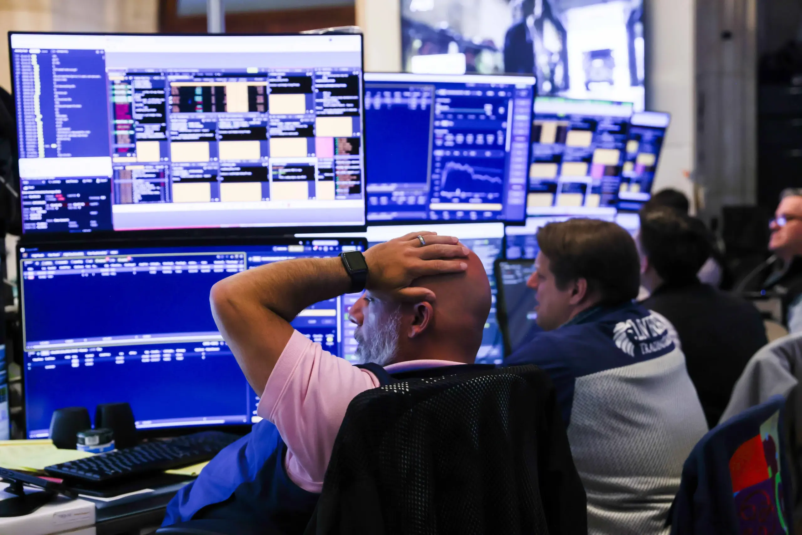Bolsas de Nova York oscilam sem direção única com alta do petróleo e atenção aos balanços