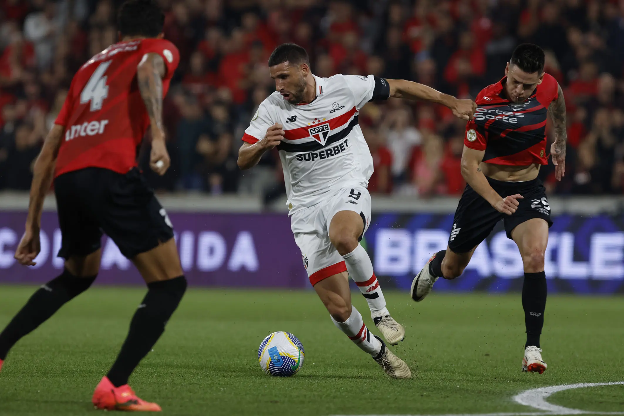 São Paulo tenta manter invencibilidade em casa contra o Athletico-PR após quase sete anos