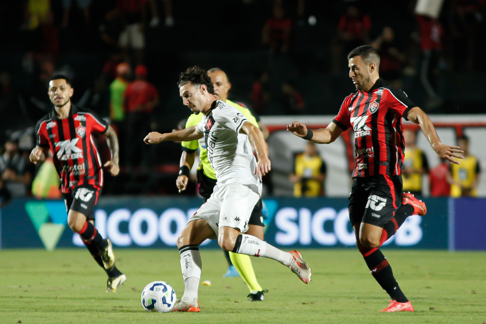 Vitória x Vasco pelo Brasileirão — 16/07/2026, onde assistir, escalações e estatísticas