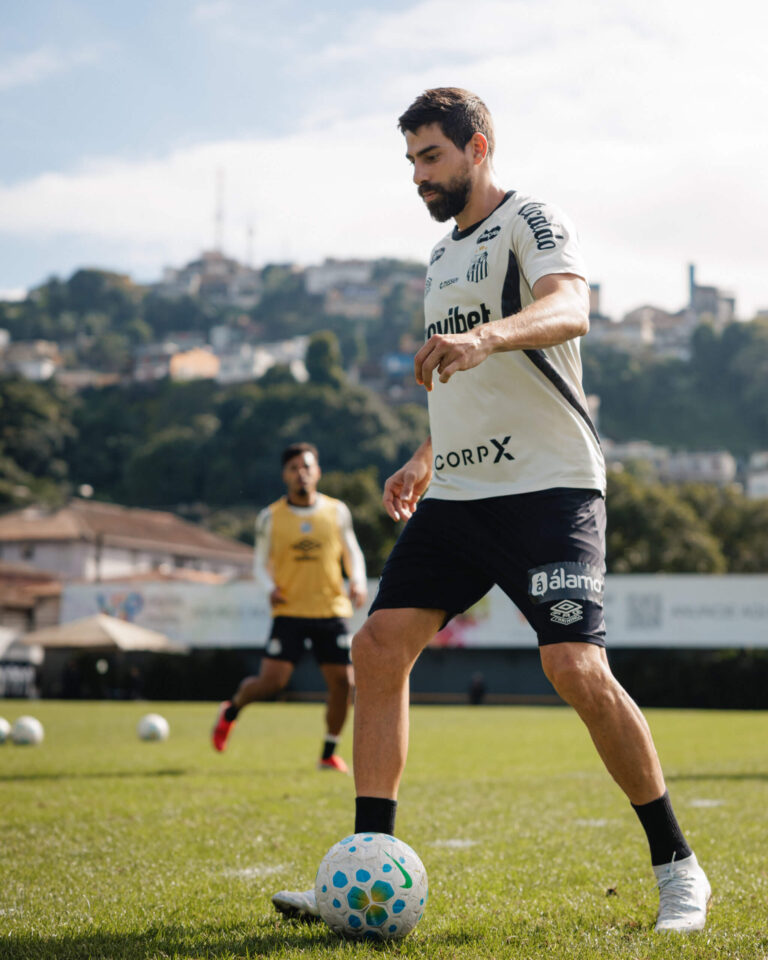 Luan Peres valoriza intertemporada e afirma que Santos está pronto para enfrentar o Botafogo