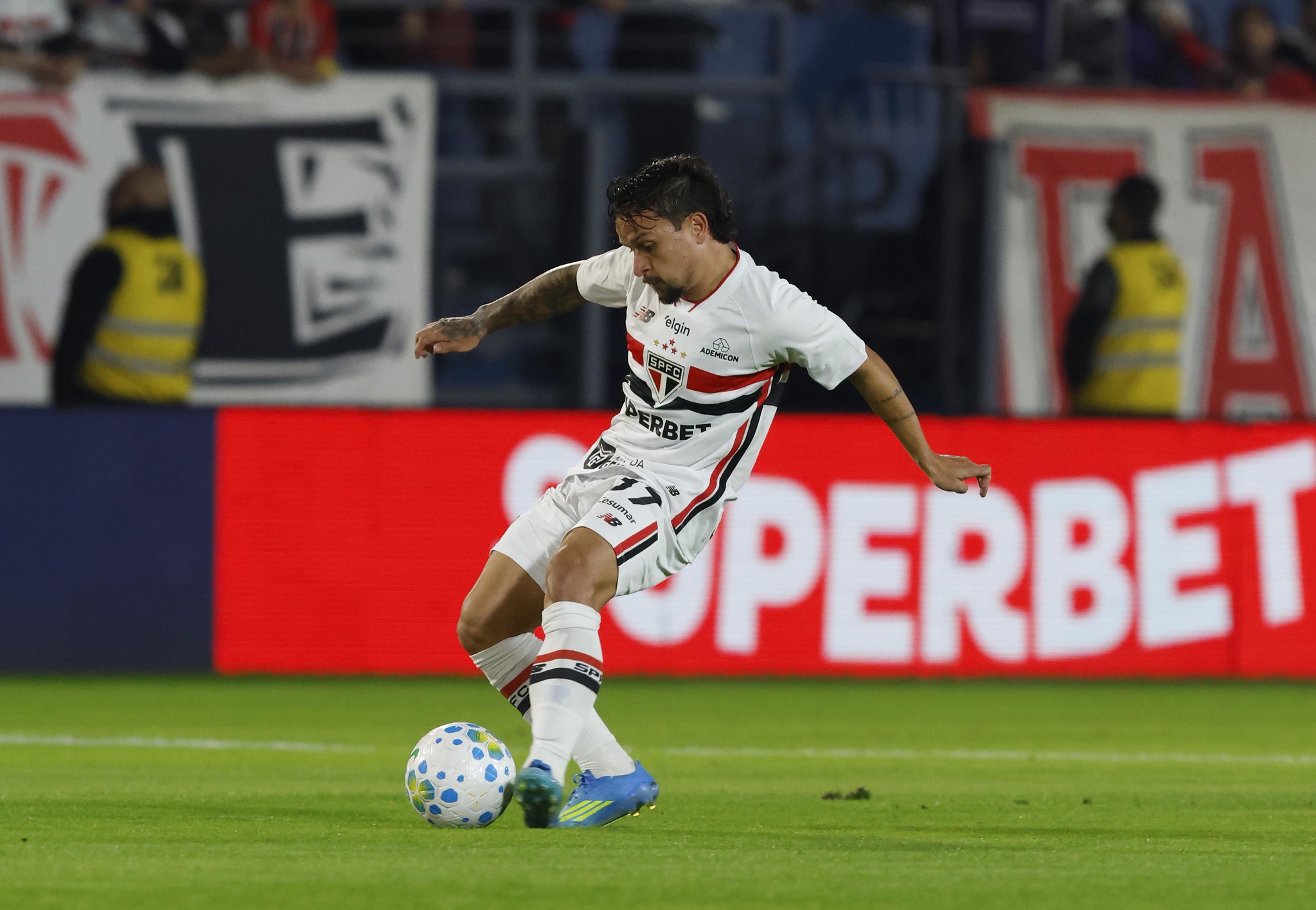São Paulo domina primeiro tempo, mas sofre virada e perde por 2 a 1 para o Athletico-PR