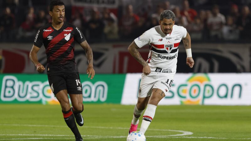 São Paulo domina primeiro tempo, mas sofre dois gols em seis minutos e perde para o Athletico-PR por 2 a 1