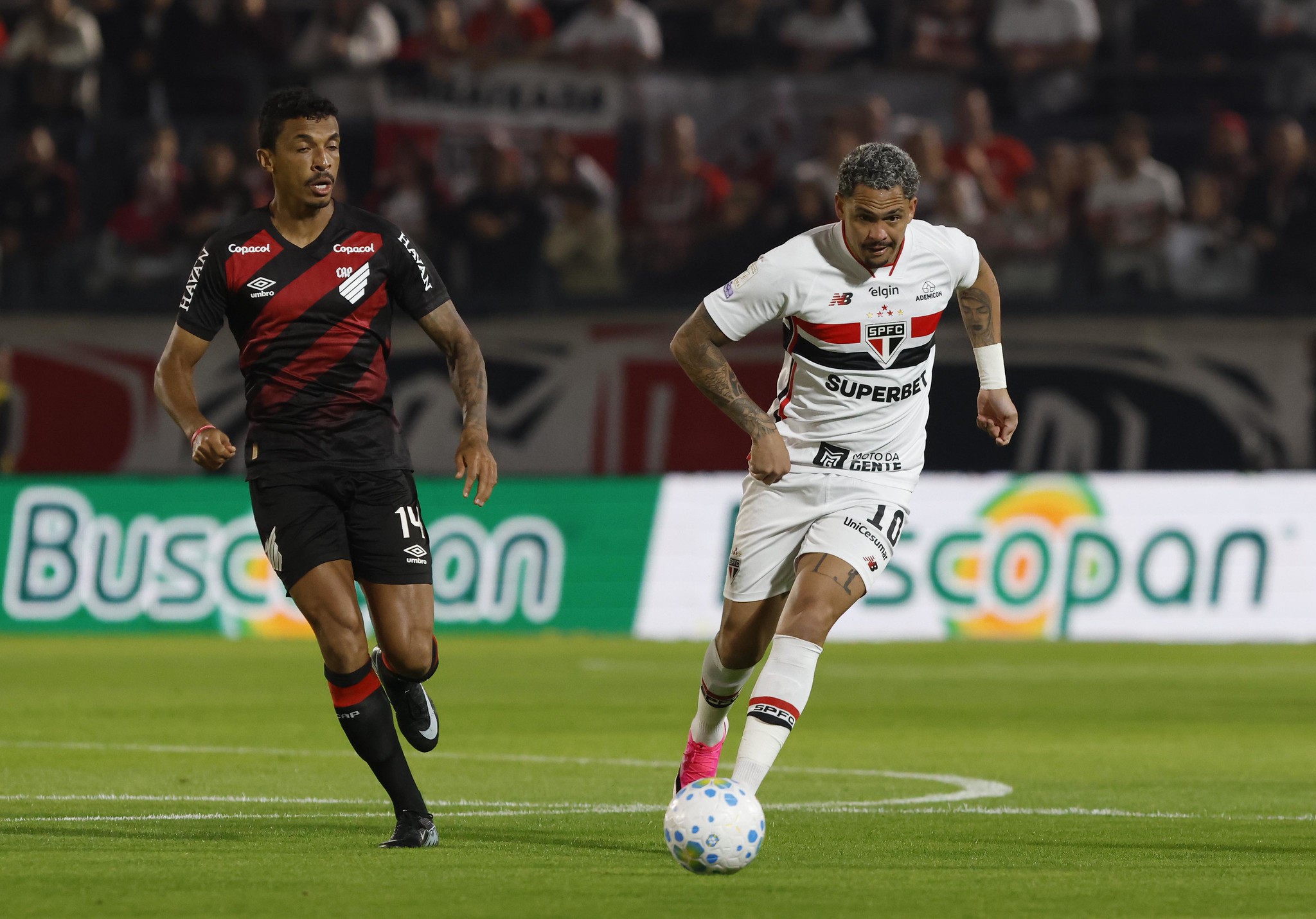 São Paulo domina primeiro tempo, mas sofre dois gols em seis minutos e perde para o Athletico-PR por 2 a 1