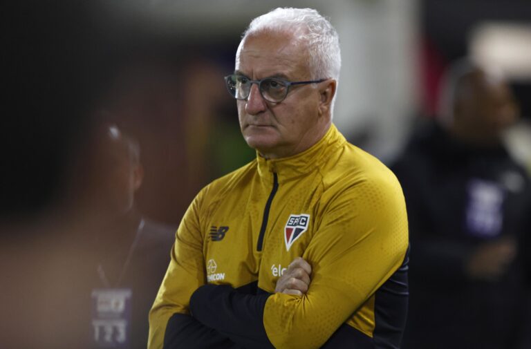 Dorival aponta “apagão” no início do segundo tempo como causa da derrota do São Paulo e afasta crise política