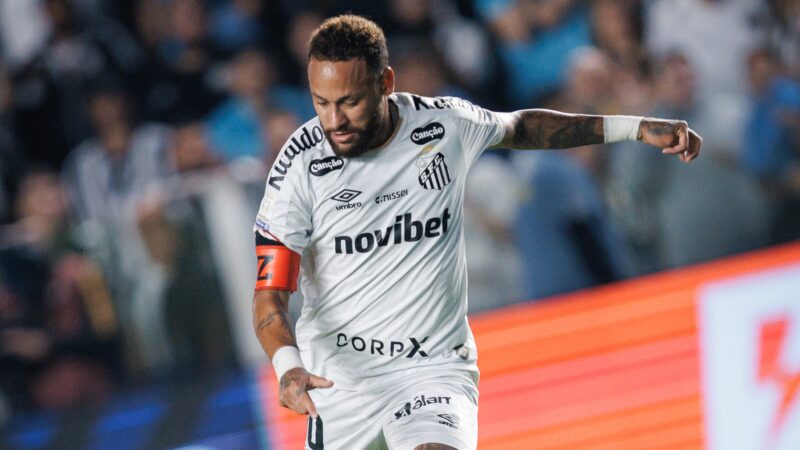 Neymar salva o Santos ao marcar duas vezes; Rollheiser vai mal e defesa desaba contra a Chapecoense