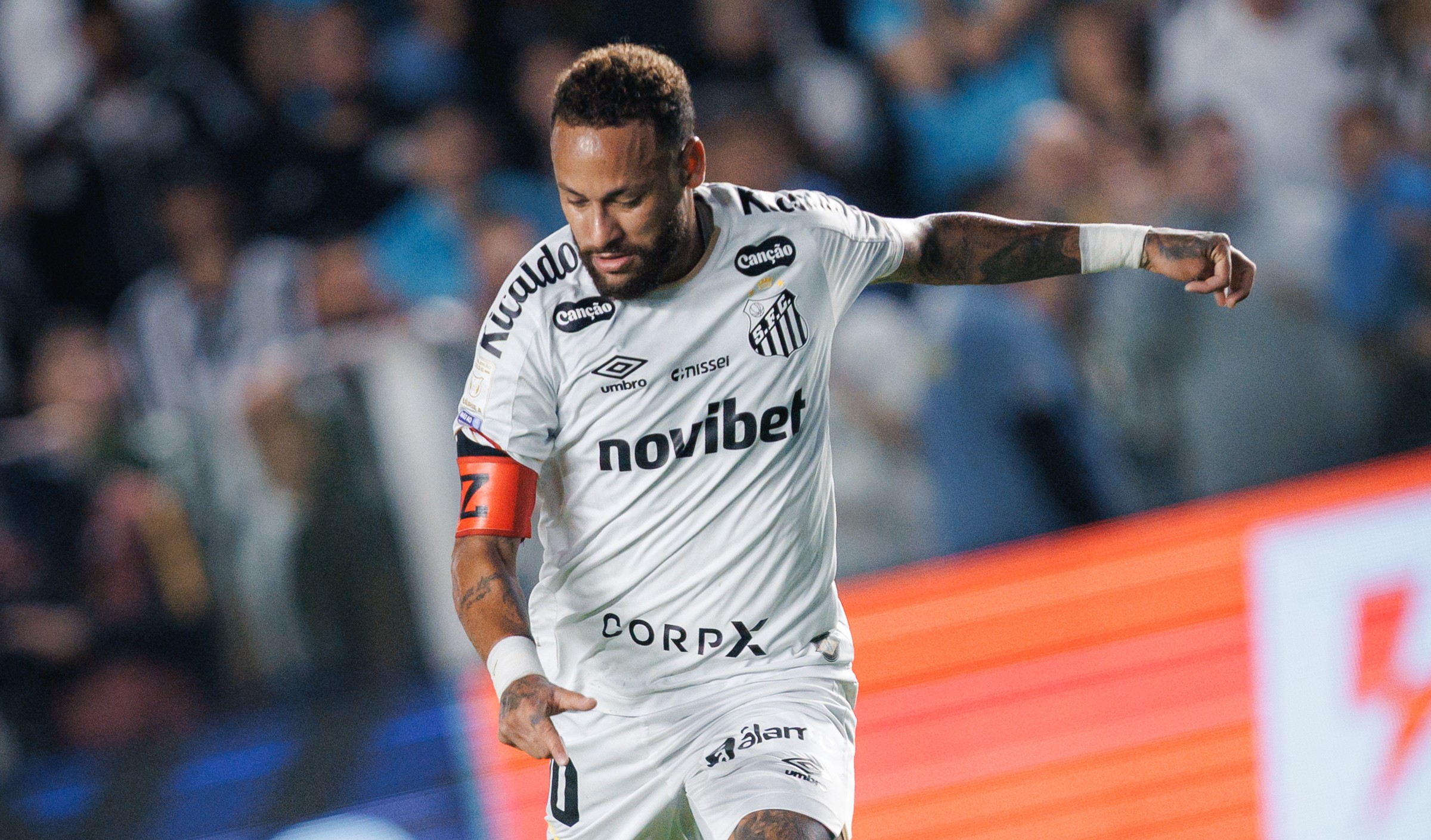 Neymar salva o Santos ao marcar duas vezes; Rollheiser vai mal e defesa desaba contra a Chapecoense