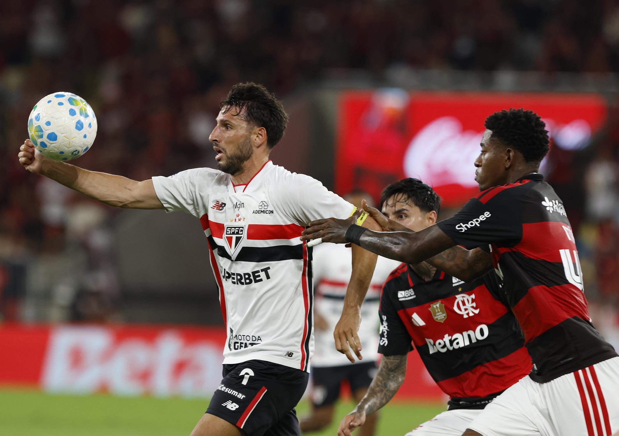 São Paulo segura ofensiva do Flamengo no Maracanã, mas cede em bola parada e empata por 1 a 1