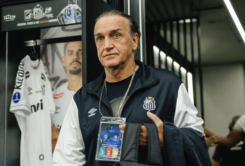 Cuca elogia classificação do Santos, cobra ajuste defensivo e defende Adonis Frías
