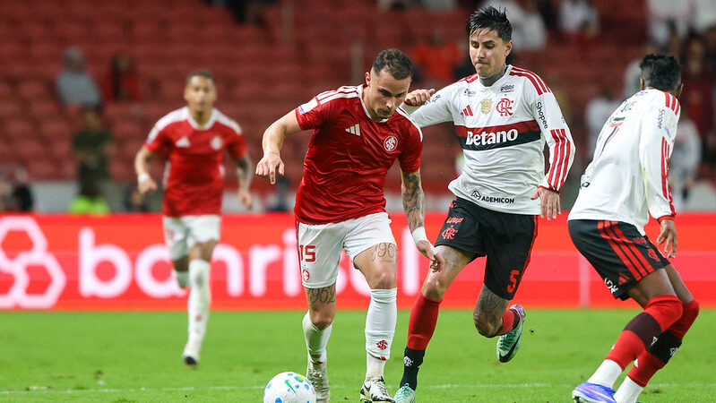 09/08/2026 – Torcedores criticam Flamengo após empate por 1 a 1 com o Internacional