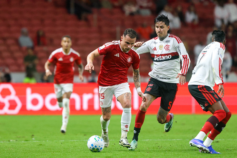 09/08/2026 – Torcedores criticam Flamengo após empate por 1 a 1 com o Internacional