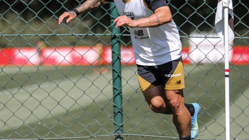 Dorival Júnior comanda treino tático e ajusta cobranças de bola parada no São Paulo