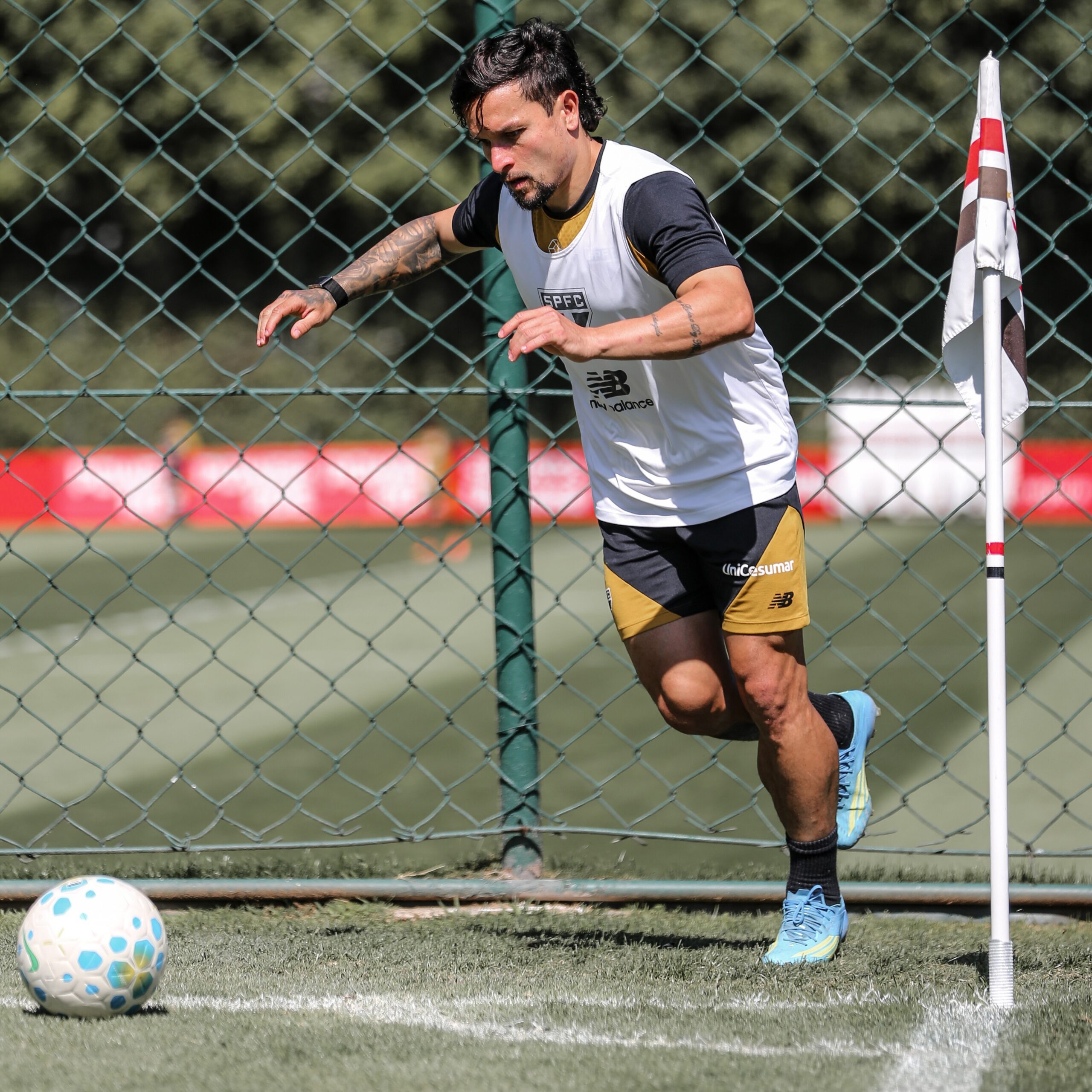 Dorival Júnior comanda treino tático e ajusta cobranças de bola parada no São Paulo