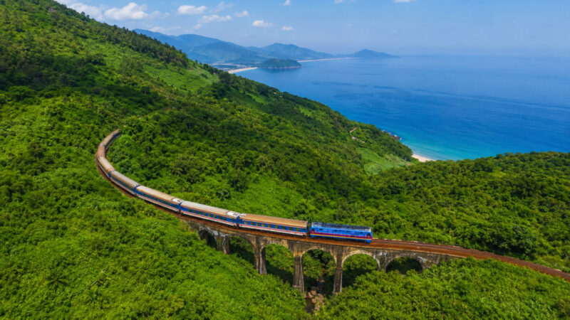 Trem percorre 20 km entre Hue e Da Nang por ferrovia considerada uma das mais bonitas do mundo