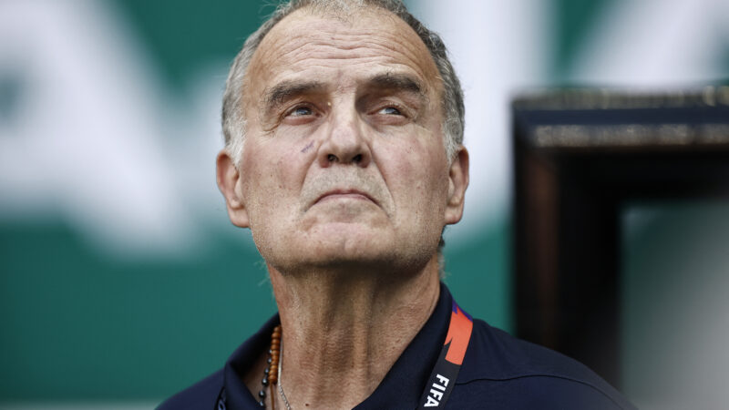 Bielsa faz coletiva de cerca de duas horas em tom de despedida após eliminação do Uruguai