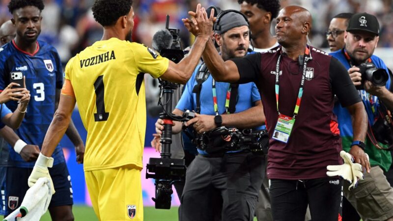 Colo-Colo pede autorização para Vozinha usar apelido na camisa; regulamento chileno pode impedir