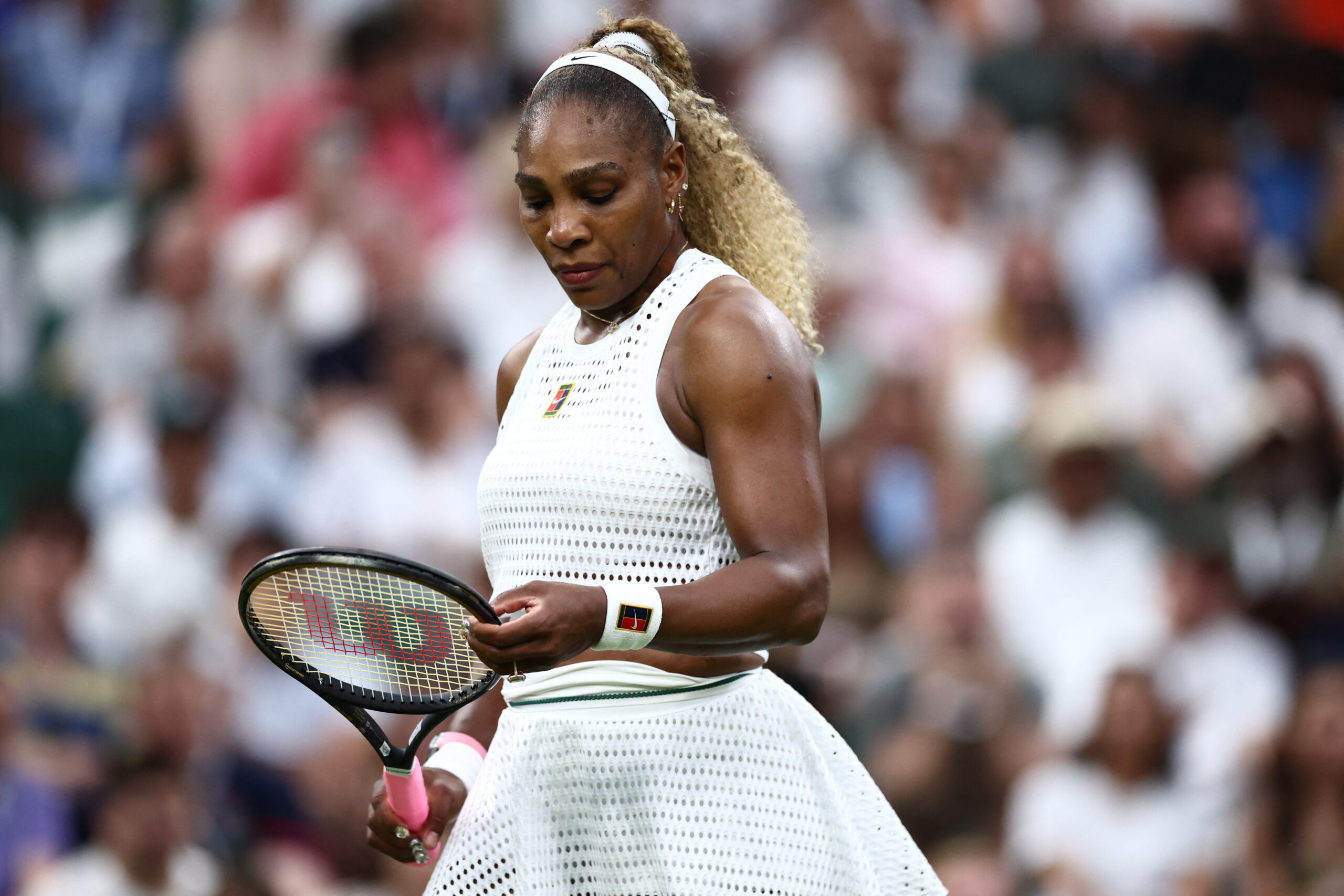 Serena Williams torceu o joelho durante partida em Wimbledon e vira dúvida para as duplas