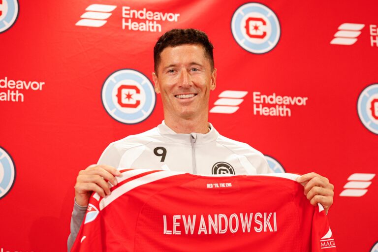 Robert Lewandowski é apresentado pelo Chicago Fire após saída do Barcelona