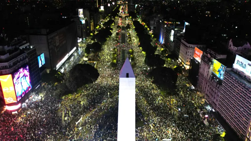 Buenos Aires celebra após virada de Lautaro Martínez que põe Argentina na final da Copa do Mundo de 2026