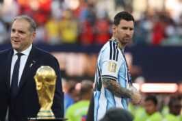 Messi lamenta vice-campeonato e diz que “a dor é imensa”