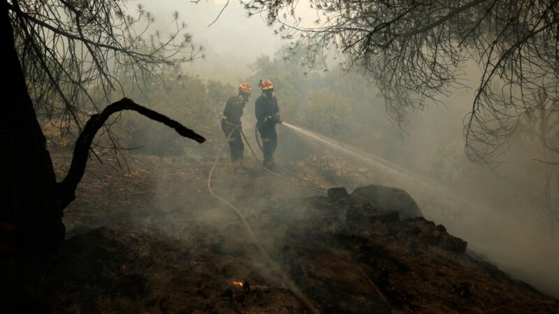 Técnico da Espanha Luis de la Fuente visita desalojados por incêndios em Madri