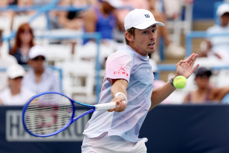 De Miñaur vence Tsitsipas em Washington e avança para encarar Cruz Hewitt