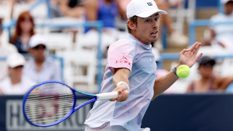 De Miñaur vence Tsitsipas em Washington e avança para encarar Cruz Hewitt