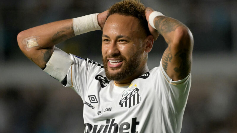 Cuca defende Neymar, minimiza episódio no vestiário e fala sobre planejamento de minutos