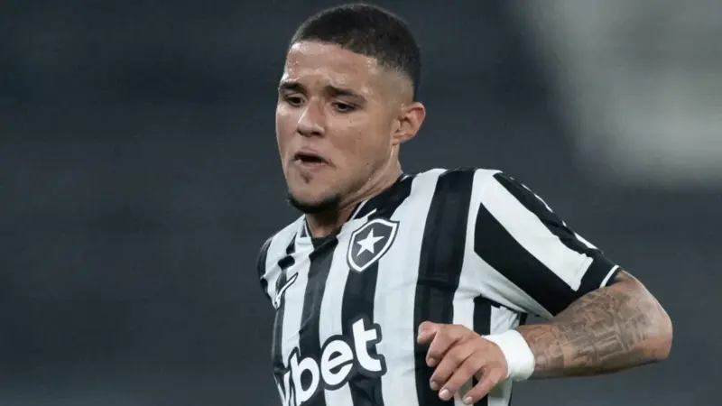 Justino vira solução do Botafogo e lidera estatística entre jogadores sub-20 no Brasileirão