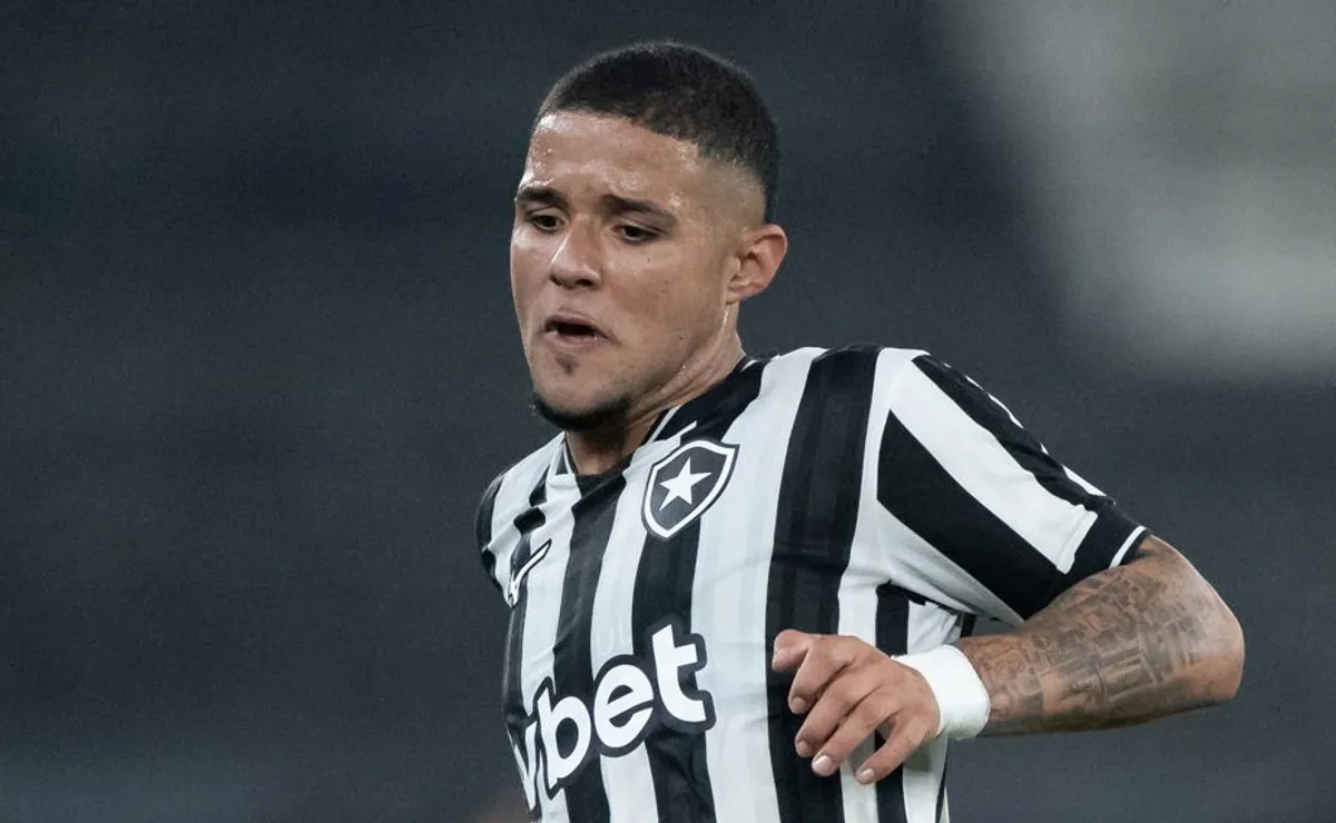 Justino vira solução do Botafogo e lidera estatística entre jogadores sub-20 no Brasileirão