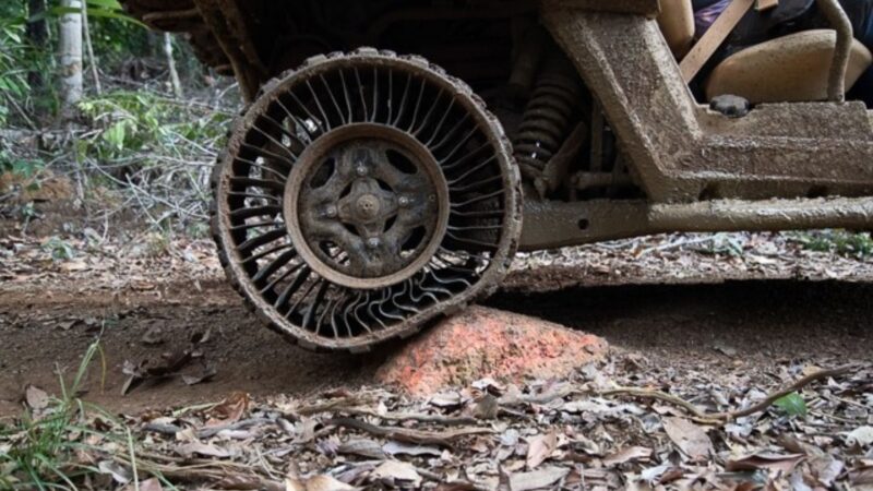 Michelin desenvolve pneu sem ar Uptis que resiste a furos, tiros e fragmentos de granada