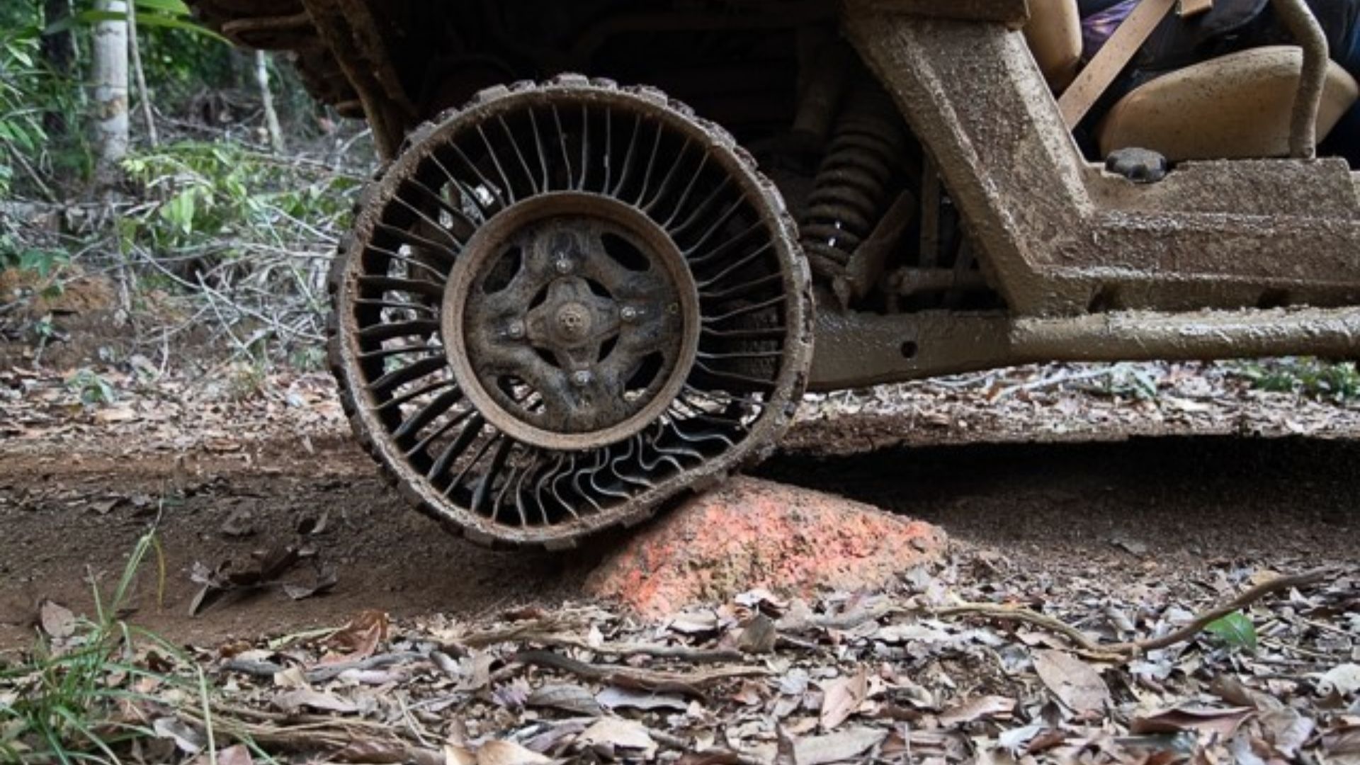 Michelin desenvolve pneu sem ar Uptis que resiste a furos, tiros e fragmentos de granada