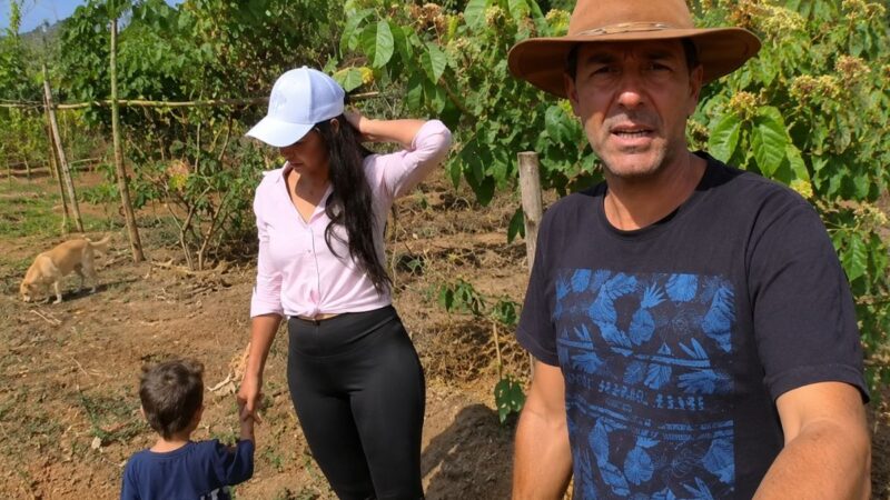 Casal registra rotina no campo entre galinhas, patos, horta e o cão Boris