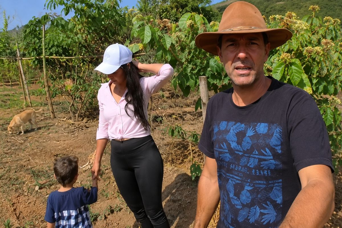 Casal registra rotina no campo entre galinhas, patos, horta e o cão Boris