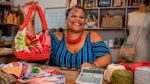 Artesã demitida aos 54 transforma sobras têxteis em marca de bolsas e fatura mais de R$ 30 mil por mês