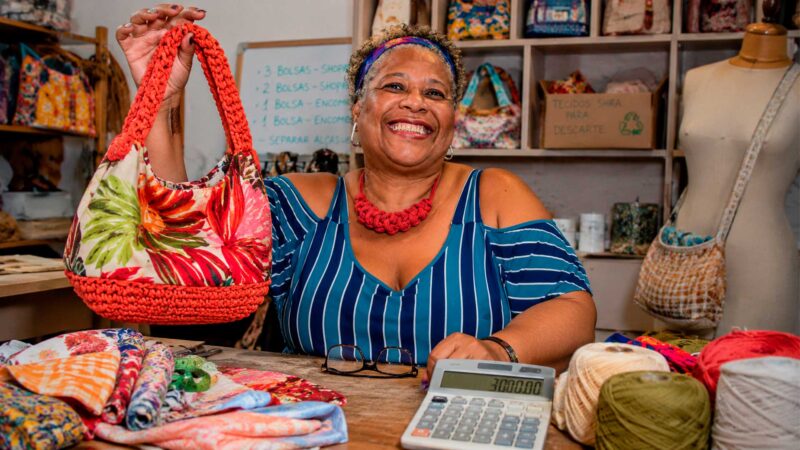 Artesã demitida aos 54 transforma sobras têxteis em marca de bolsas e fatura mais de R$ 30 mil por mês
