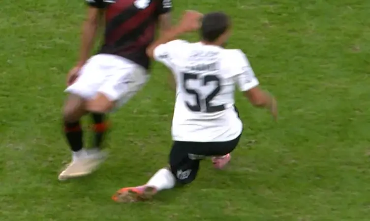 Zakaria Labyad torce o joelho esquerdo, deixa partida do Corinthians e é substituído no intervalo