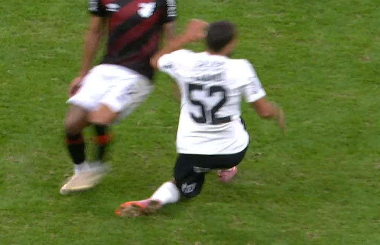 Zakaria Labyad torce o joelho esquerdo, deixa partida do Corinthians e é substituído no intervalo