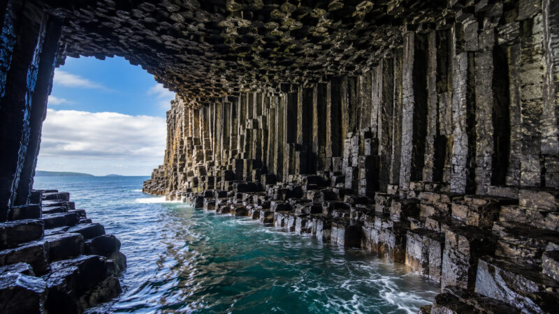 Gruta de Fingal: caverna de basalto com colunas hexagonais e acústica impressionante formada por lava há cerca de 60 milhões de anos